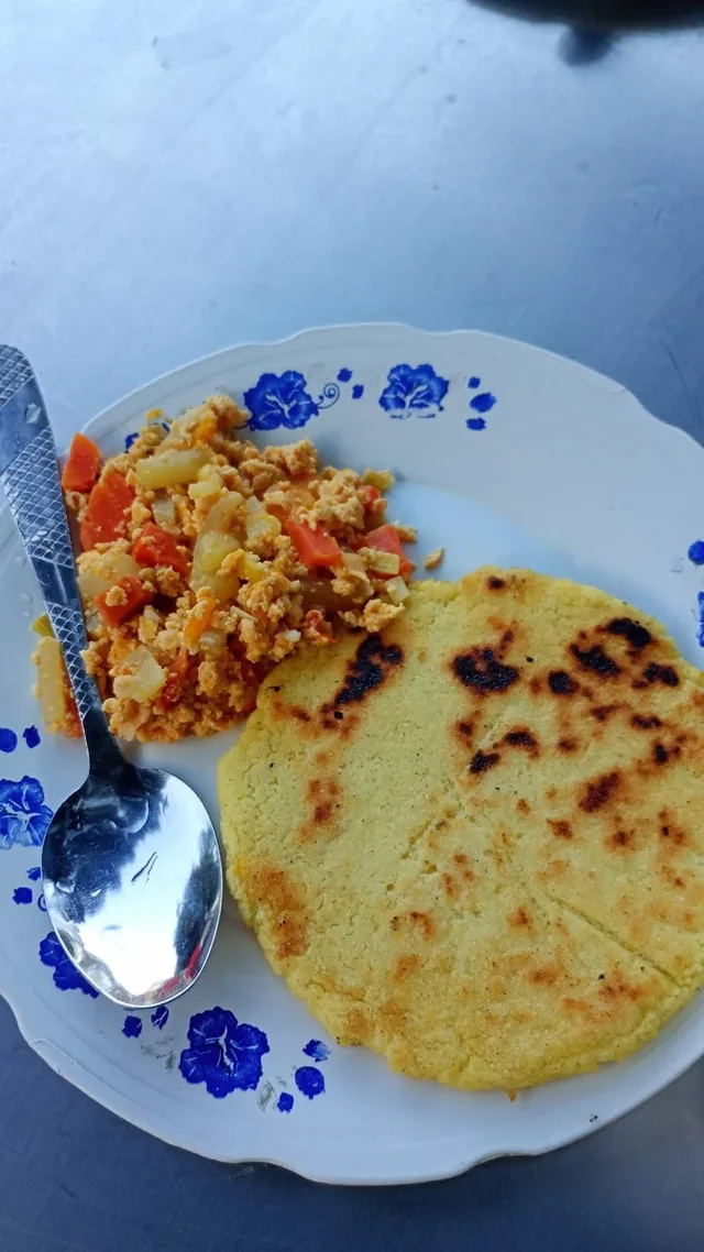 El desayuno de hoy en la finca: arepa con huevos