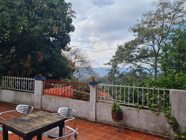 Terraza de la finca con vista a las montañas de Floridablanca