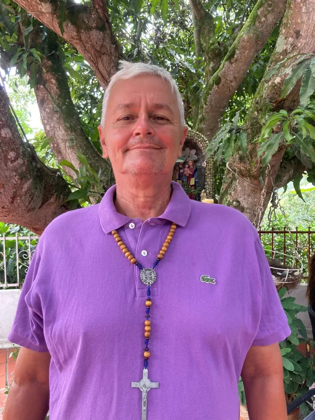Oscar sonriente junto a la gruta de la Virgen en la finca